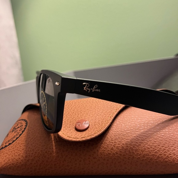 Brand new Ray Ban Wayfarer sunglasses. - Picture 2 of 3